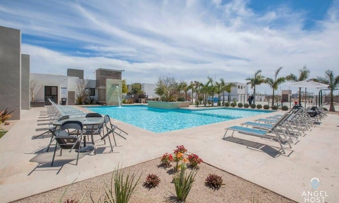 La Paz Casa | Dreamy Family Home plus Communal Pool and Playground