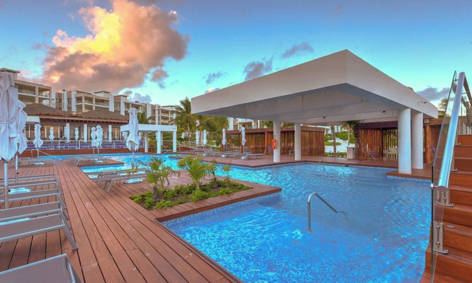 Playa Mujeres Apartamento | Beachfront Bliss, Rooftop Jacuzzi, Private Pools