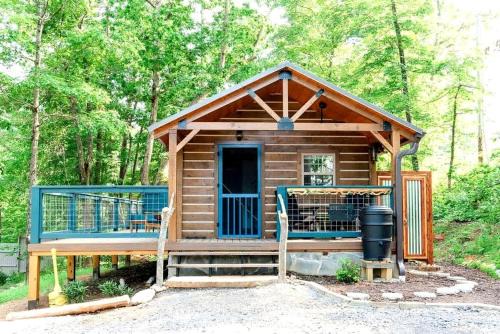 Lupton City Casa | Relaxing Getaways to Chattanooga, Tennessee, in this Colorful Pet-Friendly Cabin
