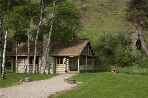 Darby Casa | Relaxing Glamping Vacation: Fantastic Log Cabin with a Hot Tub in Darby, MT