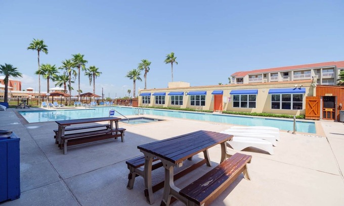 South Padre Island Condominio | Relaxing , Great Location, 3 Minute Walk To The Beach 2 Bedroom Condo by RedAwning