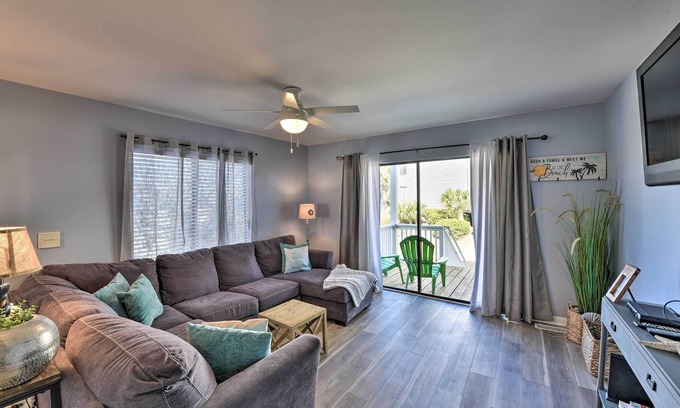 Oceanmarsh Subdivision Condominio | Relaxing Harbor Island Condo: Walk to the Beach!