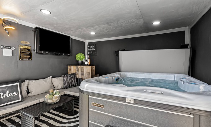 Ferndale Casa | Relaxing~ Hot Tub ~ Hideout with Home Theatre ~ Arcade games ~ & Pool Table!!