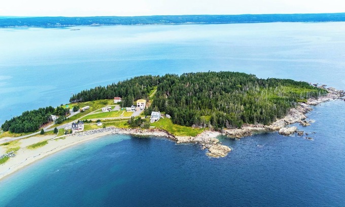 Marion Bridge Cabaña | Relaxing Island Cottage on 3 acres w/ ocean view