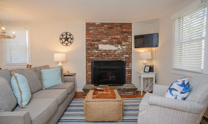 West Tisbury Cabaña | Relaxing Island Retreat, Cozy Cottage, Lamberts Cove Beach Access!