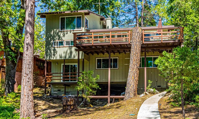 Bass Lake Casa | Relaxing lakefront Getaway w/private dock, deck, washer/dryer