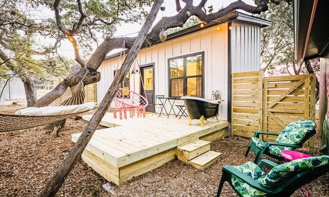 Wimberley Cabina | Relaxing Lux Cabin: Outdoor Tub, Hammock, BBQ