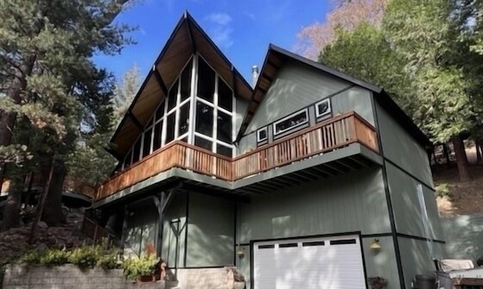 Blue Jay Cabina | Relaxing Mountain Retreat with lots of decks and EV charging +AC