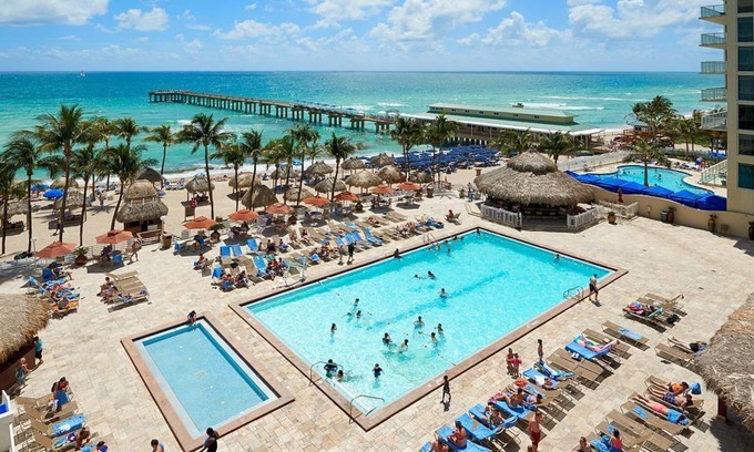 Sunny Isles Beach Complejo | Relaxing Oasis in Sunny Isles Beach! 3 Spacious Units, Pool, Pets Allowed
