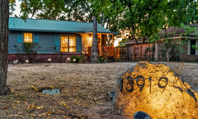Lower Basin Lake Travis Casa | Relaxing Oasis - Walk to Lake Austin, Pet Friendly