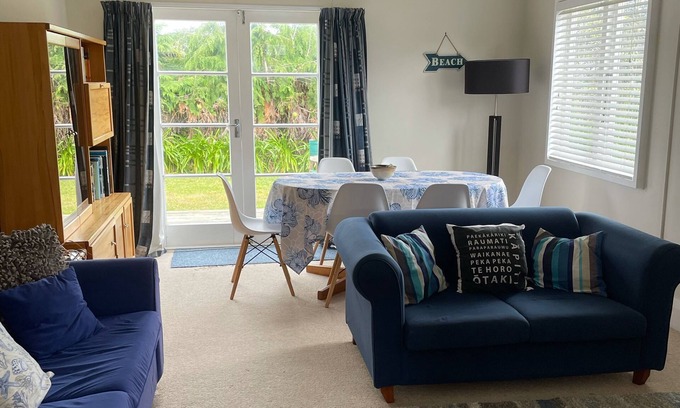 Waikanae Casa | Relajante Olde Beach Holiday Bach