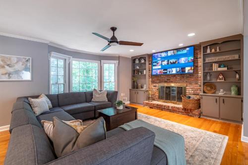 Dunwoody Casa | Relaxing Open-Air Home with Sunroom & Forest Views