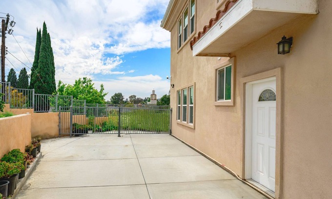 West Covina Casa | Relaxing Private Getaway With Bright Interiors