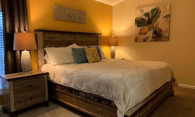 Pigeon Forge Condominio | Relaxing Quiet Condo- One block from the Parkway.