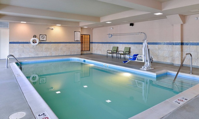 Aquia Harbour Condominio | Relaxing Retreat in Stafford! Shared Indoor Pool + FREE Breakfast