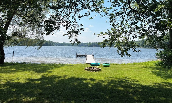 Grand Junction Casa | Relaxing retreat at lake house near South Haven! Game room, kayaks, SUPs & more!