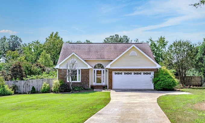 Apex Casa | Relaxing Retreat with Private Saltwater Pool – Spacious & Serene