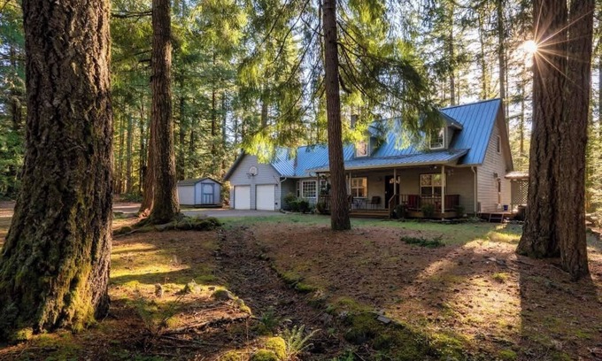 Zigzag Casa | Relaxing River Lodge Hot Tub Family Friendly