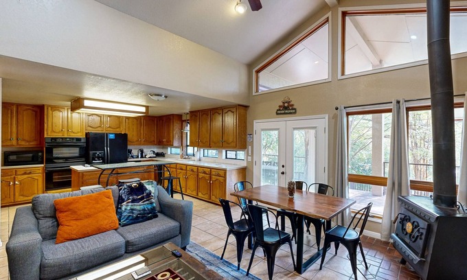 New Braunfels Casa | Relaxing riverfront home tucked away with shaded back deck/patio
