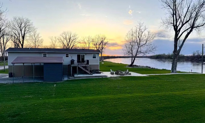 Bendena Casa | Relaxing Riverfront 2 Bedroom 1 Bathroom Home