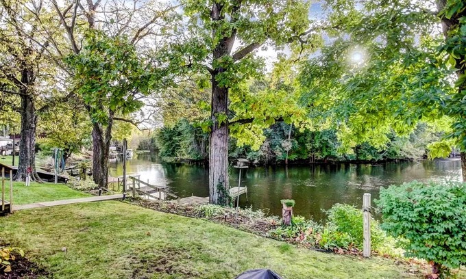 Howe Casa | Relaxing Riverside 10 Minutes to Shipshewana