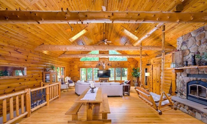 Appleton Casa | Relaxing Rustic Retreat - sleeps 12 4 BR 4 Bath