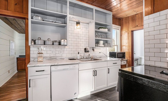 Benzonia Casa | Relaxing Ski & Soak Getaway