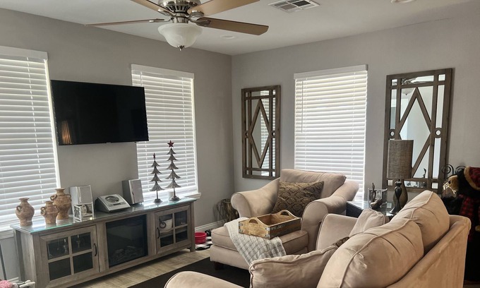 Springfield Casa | Relaxing sweet peaceful 2 bedroom 1.5 bathroom bungalow