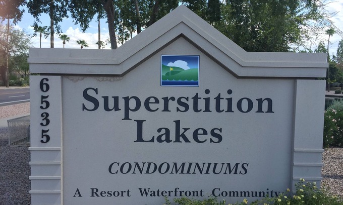 Superstition Lakes Condominio | Relajante TRES habitaciones Hermoso condominio. Pasa por alto las fuentes y el verdor.