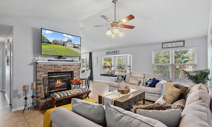 Jacksonville Casa | Relaxing two bedroom home with lake view