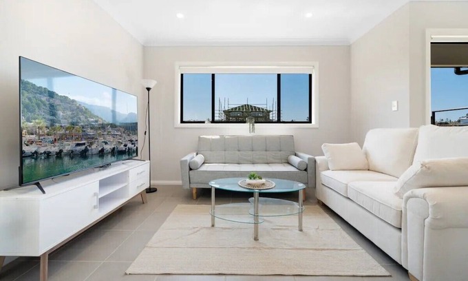 Cecil Park Casa | Relaxing Two-Level Retreat in Austral, NSW