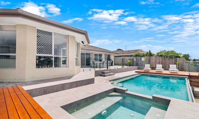 Wurtulla Casa | Relaxing Waterfront Oasis with Heated Spa!