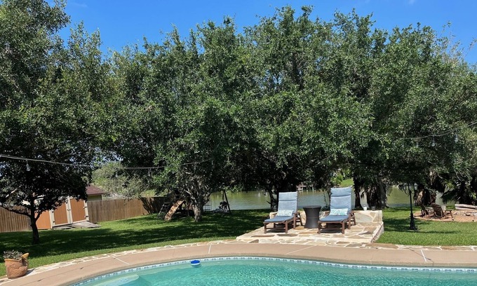 Los Fresnos Casa | Relaxing waterfront retreat close to the beach, SpaceX and Mexico!