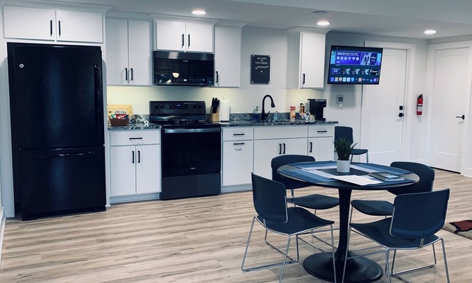 Edwardsville Apartamento | Relaxing Woodland Getaway