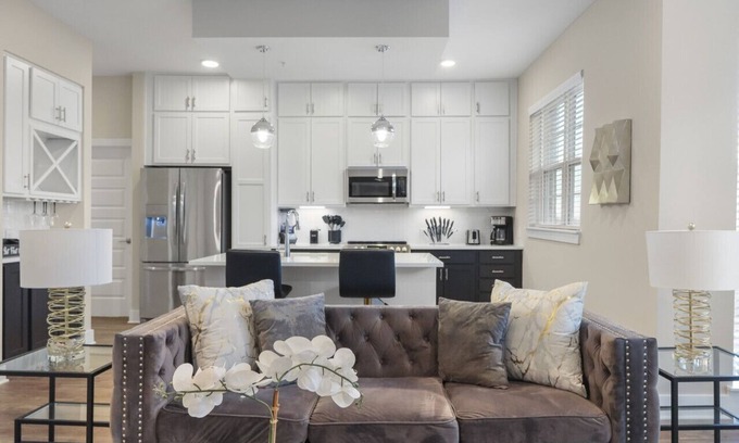 Charlotte Condominio | Reluxme | Cozy 2BR Retreat Near Carowinds + Pool