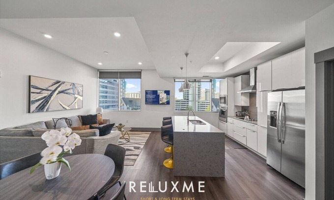 Second Ward Condominio | Reluxme | Uptown 3BR Lux High Rise w/ Skyline🌇