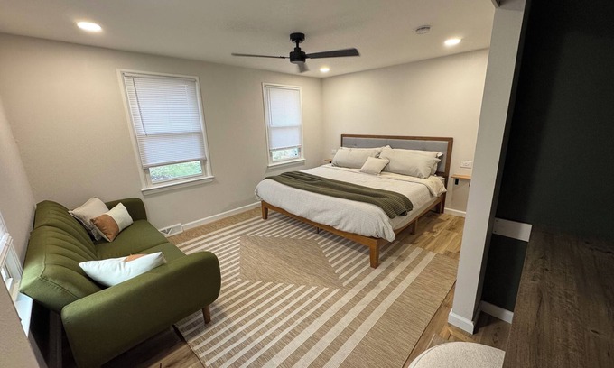 Michigan City Casa | Remarkable Deal – FeNCeD YARD- Cozy Stay