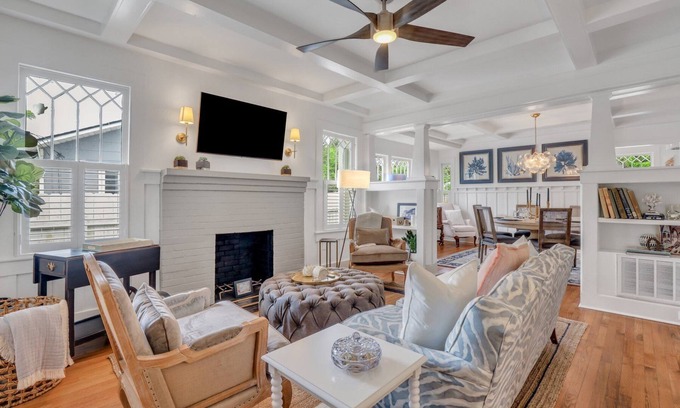 Isle of Hope Historic District Casa | Remarkable Isle of Hope Bungalow w/ Parking and Large Yard by Lucky Savannah