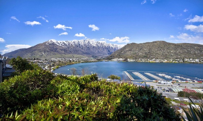 Frankton Casa | Remarkable Views 3 bedroom - lake & mountain views
