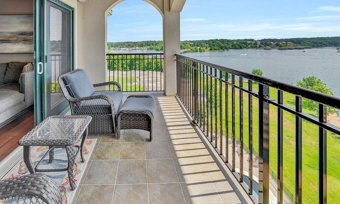 Westlake Corner Condominio | Remmy's Place - Luxury walkable condo with lake/mountain views, fireplace & pool