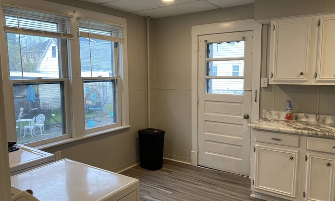 Kingston Apartamento | Remodeled 2 bed 1 bath private apartment