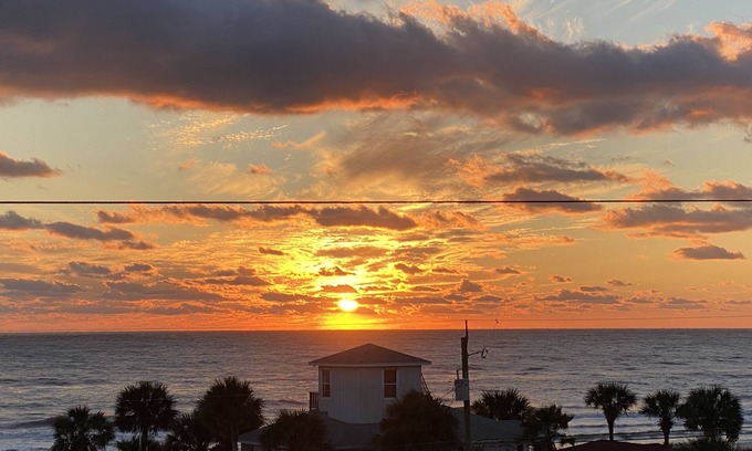Bahama Beach Condominio | Remodeled 3 BR/2BA condo steps to the beach! Sunset views and private garage.