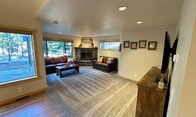 Deer Park Casa | Remodeled 4 bed, EV charging ,AC, Tankless water heater, SHARC passes, pet free