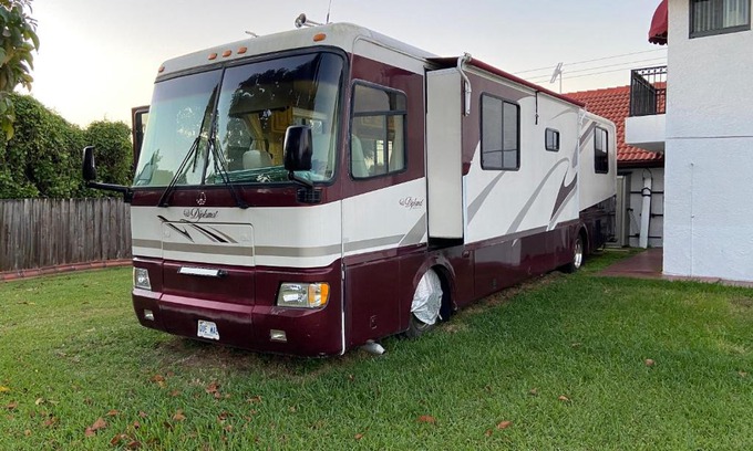 Ludlam Otro | Remodeled and Comfortable RV - FREE PARKING