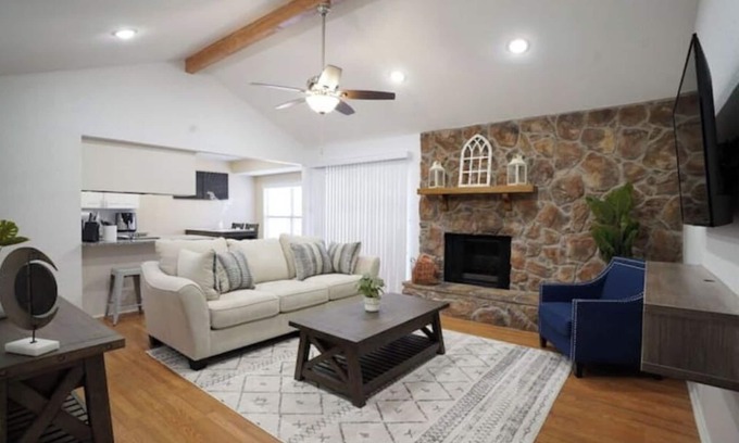 Southwest Arlington Casa | Remodeled and Cozy!Perfect for Relocating/Business