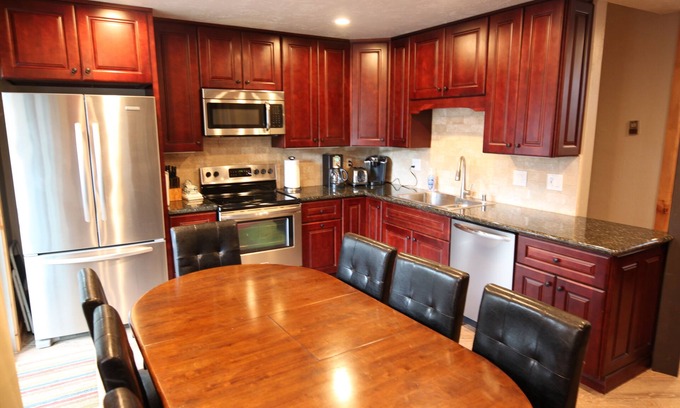 Mammoth Lakes Casa | Remodelado y mejorado; 1 milla de ascensores, servicio de transporte se detiene en nuestra propiedad