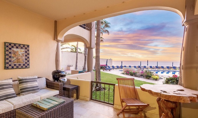San Jose del Cabo Apartamento | Remodeled Beachfront Ground Floor Surf Condo @Las Olas, Steps from the Pool/Sand