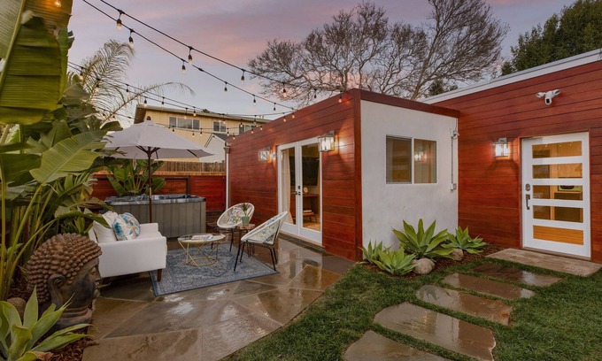 The Mesa Casa | Remodeled Beach House with Spa and Sauna 2 Blocks from Ocean Pet Friendly