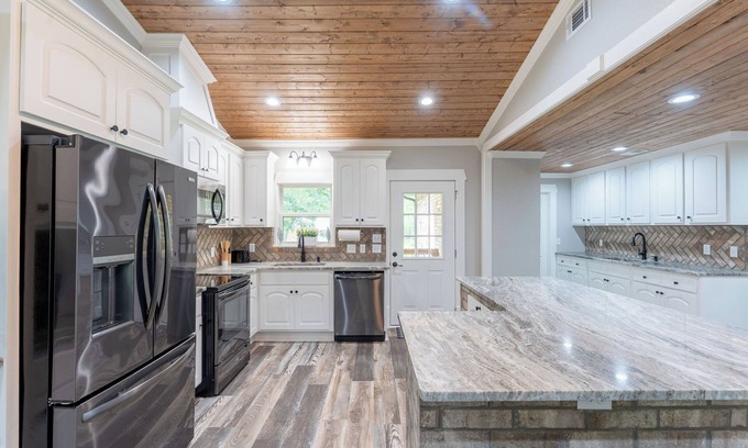 Heber Springs Casa | Remodeled beauty in Heber Springs! 3 bedrooms and garage apt. Sleeps 8.