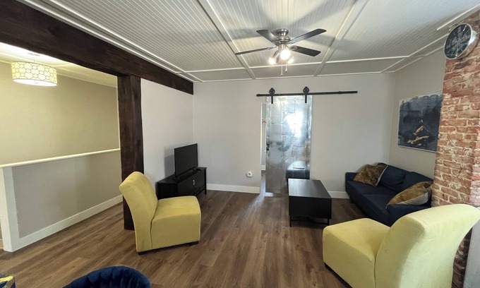 Goderich Apartamento | Remodeled bright walk-up apartment - 5 min from the beach